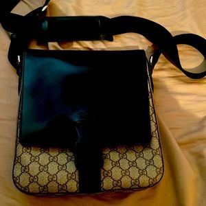 Men's Gucci messenger bag use very good condition